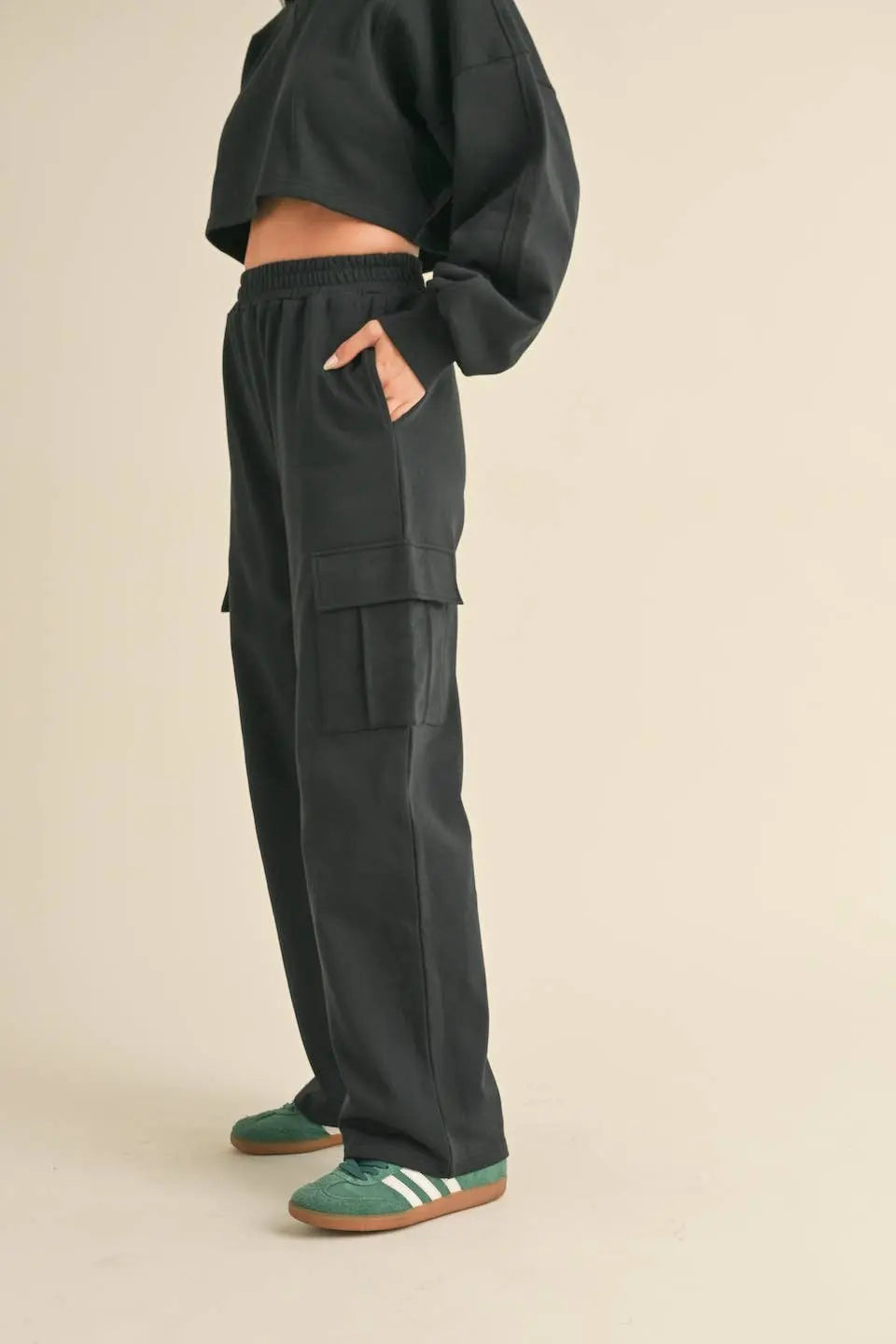 OVERSIZED CROP SWEATSHIRT AND WIDE LEG CARGO SWEATPANTS