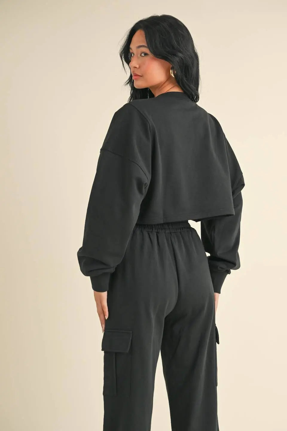 OVERSIZED CROP SWEATSHIRT AND WIDE LEG CARGO SWEATPANTS