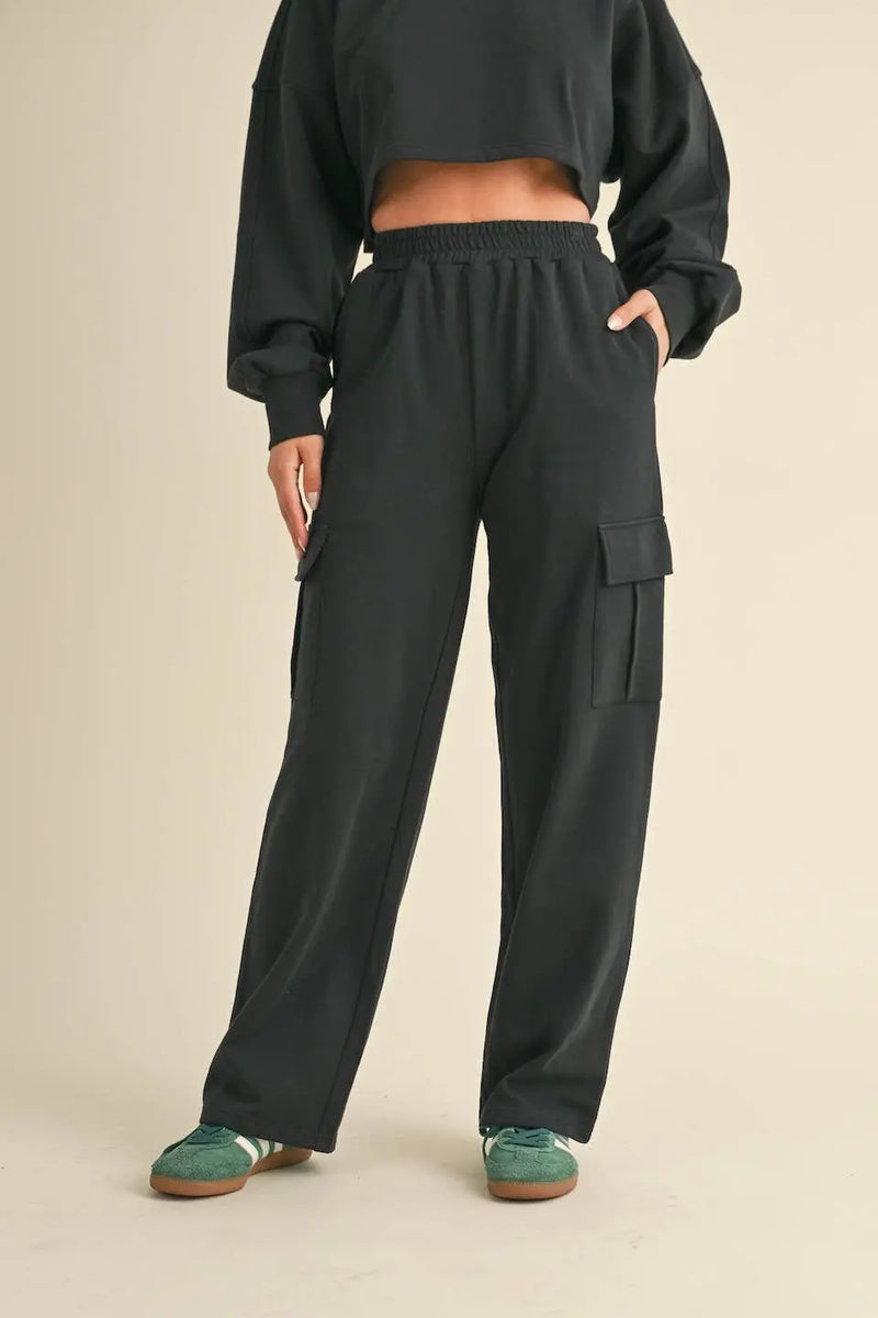 OVERSIZED CROP SWEATSHIRT AND WIDE LEG CARGO SWEATPANTS