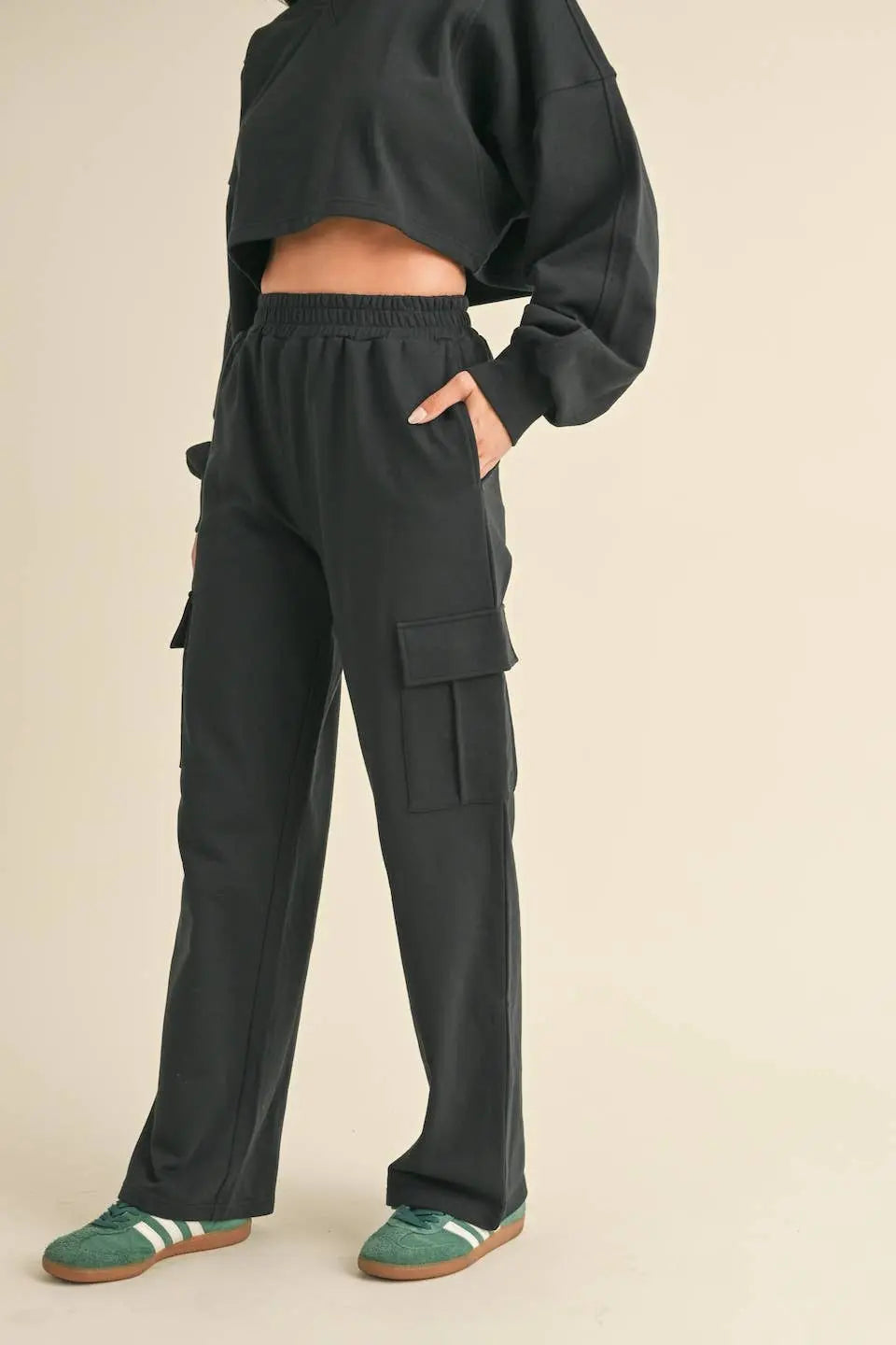 OVERSIZED CROP SWEATSHIRT AND WIDE LEG CARGO SWEATPANTS